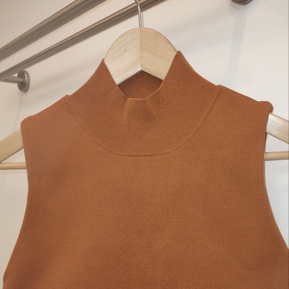 House Of Harlow 1960 Mock Neck Sleeveless Knit Top - Picture 2 of 7